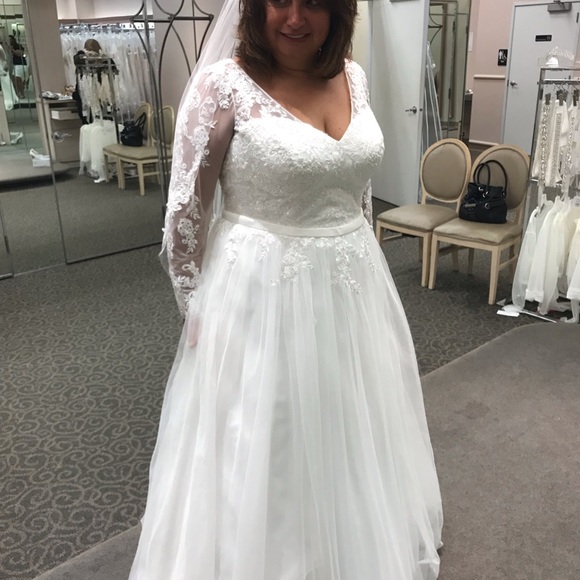 David’s bridal size 18 beautiful wedding dress - Picture 3 of 8